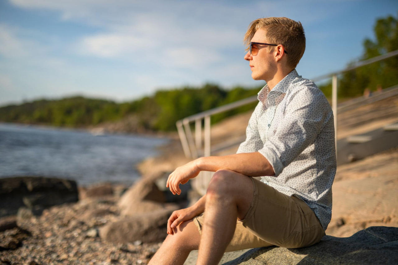 Ljus komposition i blått och silver som illustrerar en lugn daglig rutin